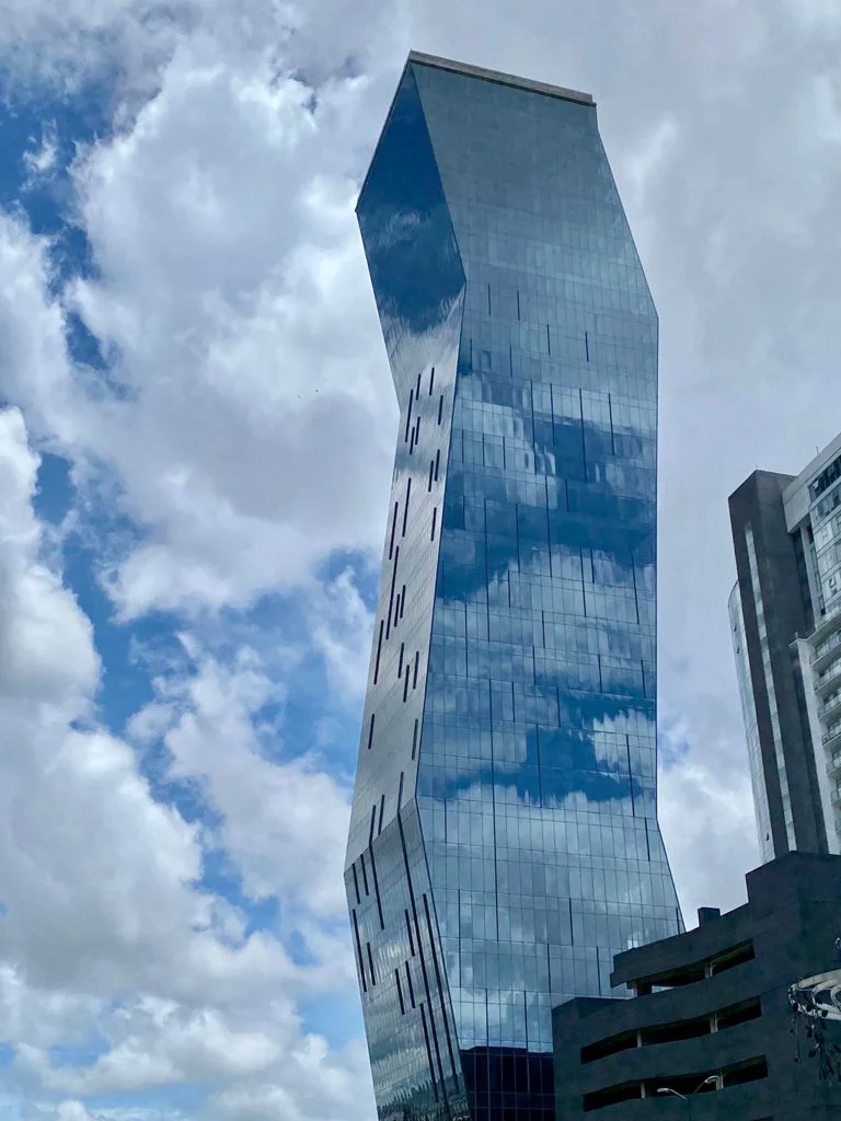 Torre Platea, edificio de cristal en Angelópolis, Puebla, donde se encuentra el consultorio de Karen Herrera